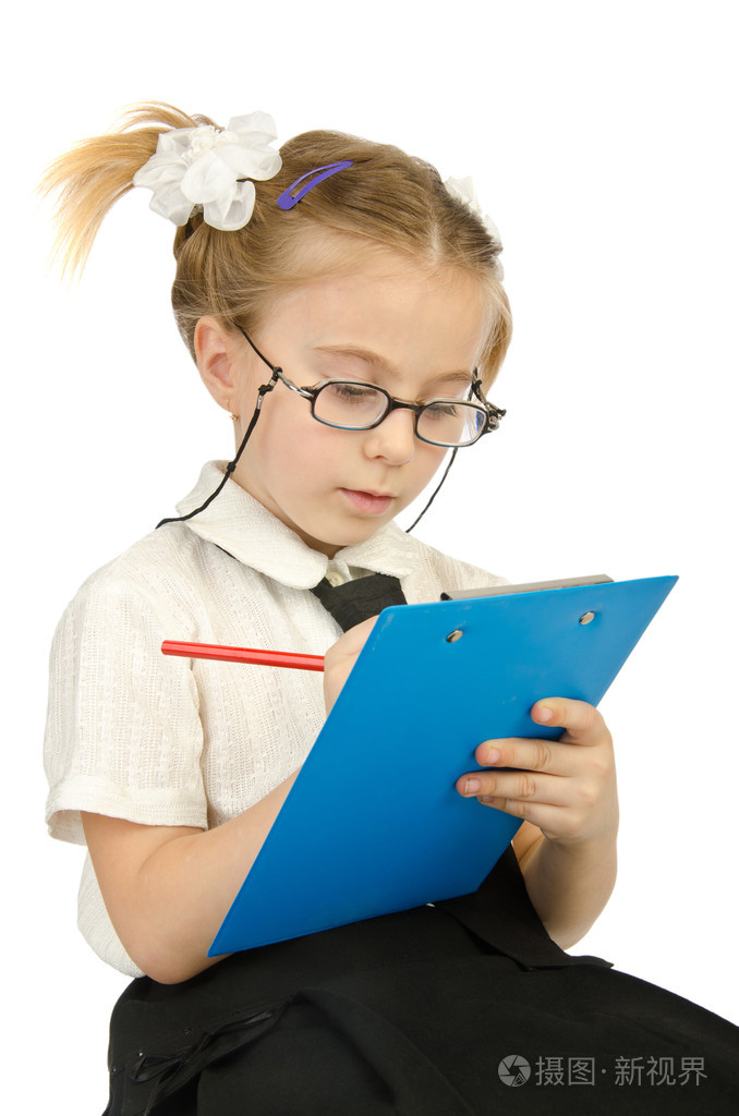 用铅笔写字的小女孩