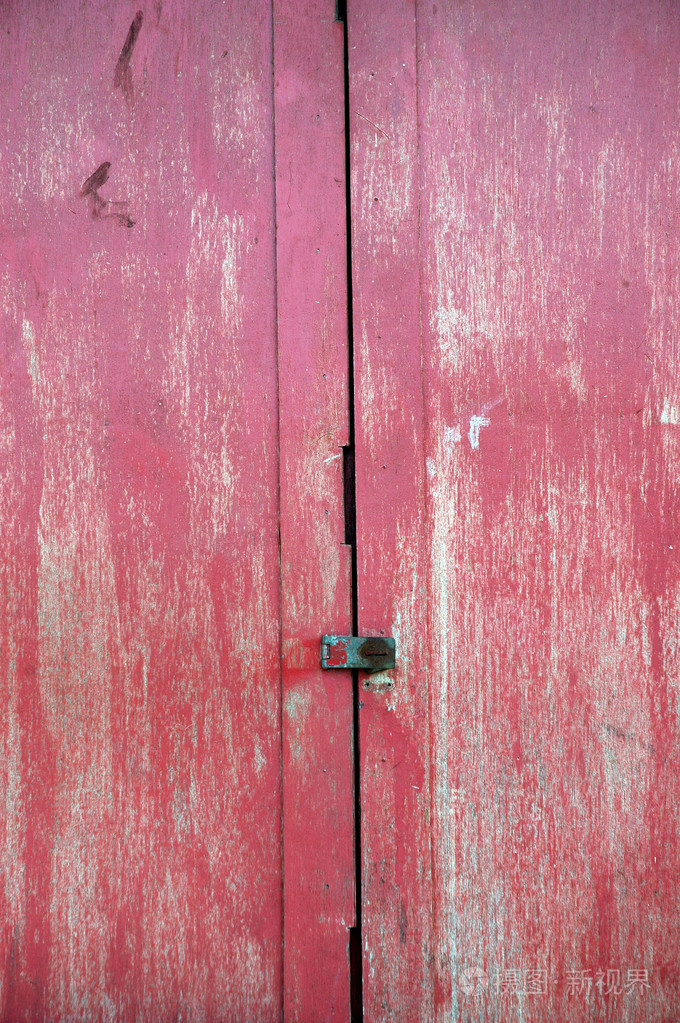 与红色褪了色油漆木门
