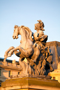 罗浮宫和马术雕像的日落之前，巴黎，法国的路易十四