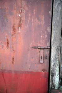 旧生锈的铁大门