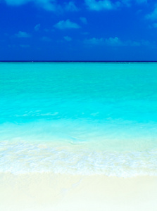 沙滩和海浪，ari 环礁。马尔代夫