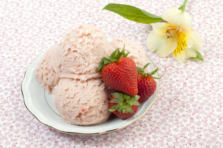 草莓冰淇淋的路边花朵