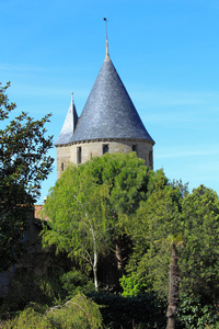 墙壁和著名的中世纪城市，卡尔卡松，法国的塔