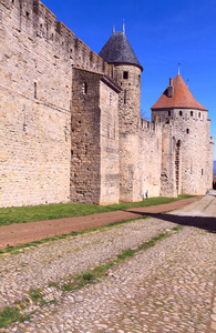 墙壁和著名的中世纪城市，卡尔卡松，法国的塔
