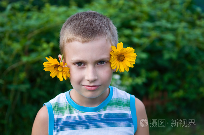 男孩与开心的耳朵上的花朵