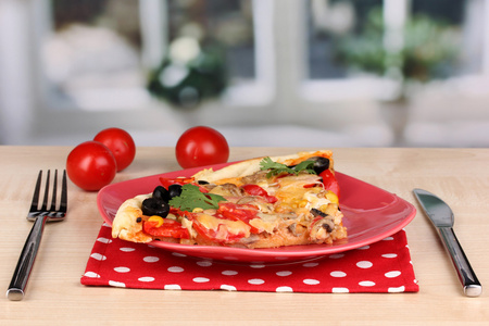 披萨上彩钢板上窗口出让的木桌上的美味切片
