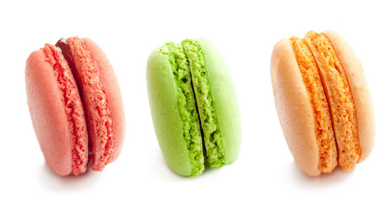 三个美味法国 macaron 饼干被隔绝在白色的线