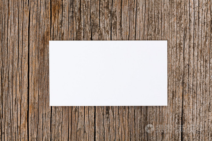 空白卡在老带纹理的木制背景
