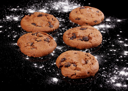 巧克力芯片被隔绝在黑色的 cookie