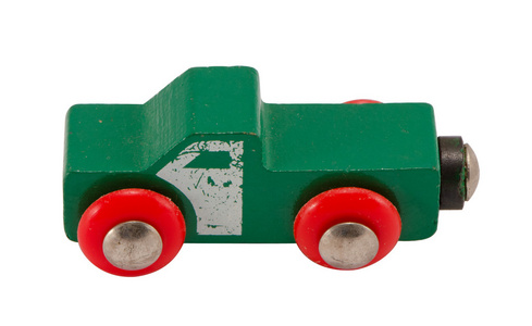 孤立在白色的木制绿色复古玩具车