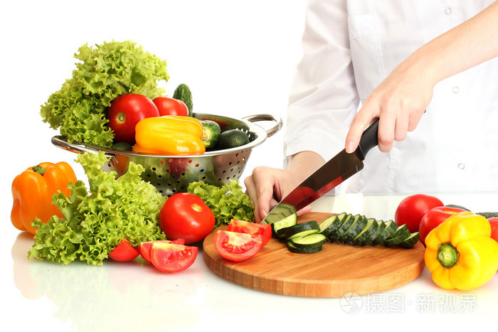 女人手切蔬菜厨房黑板上