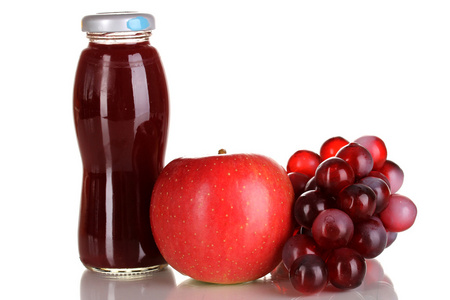 美味的葡萄和苹果汁在玻璃瓶和粉红色葡萄和苹果