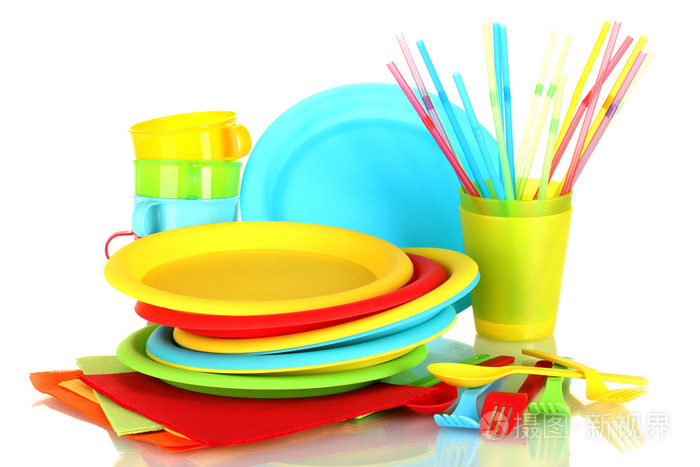 在白色背景上孤立的明亮塑料一次性餐具