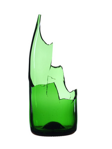 孤立在白色背景上的碎的瓶绿色
