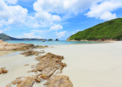 在海洋海岸的海滩