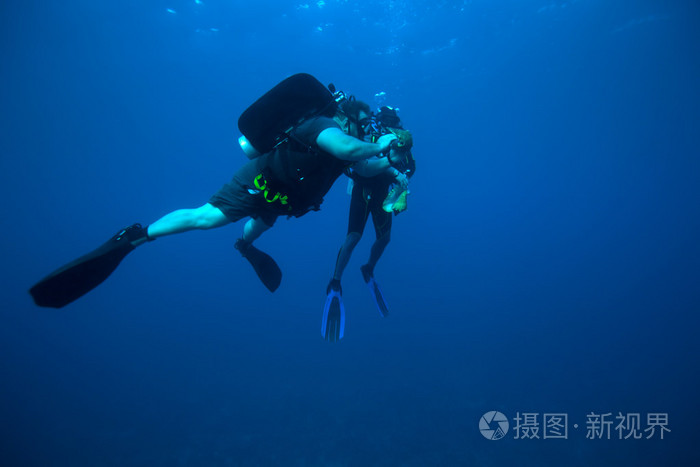 两个潜水员收集贝壳古巴