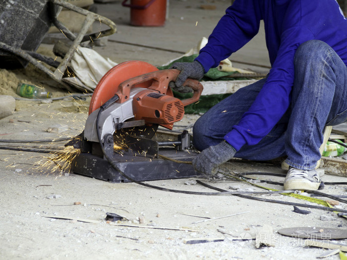 工人切割金属钢筋照片-正版商用图片1a4m5p-摄图新视界
