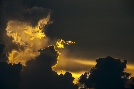 金色的风雨如磐夕阳