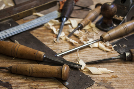 细木工工具 凿子和木桌背景上米
