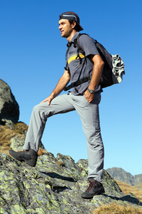 年轻的登山者享受从山的顶部视图