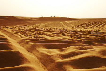 吉普在撒哈拉大沙漠的沙丘