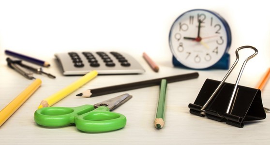 学校组成 时钟 铅笔 计算器 测量设备 和剪刀