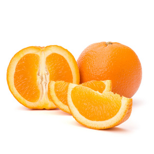 切片隔离在白色背景上的橙色水果线段