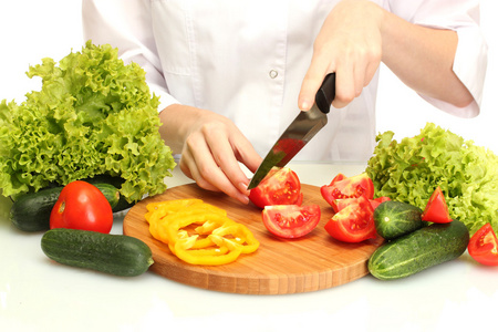 女人手切蔬菜厨房黑板上