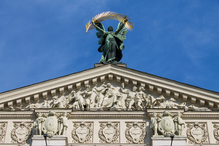 雕塑顶部利沃夫歌剧院