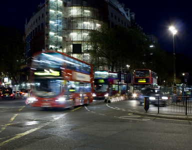 双层巴士驾驶通过十字路口在伦敦，英国