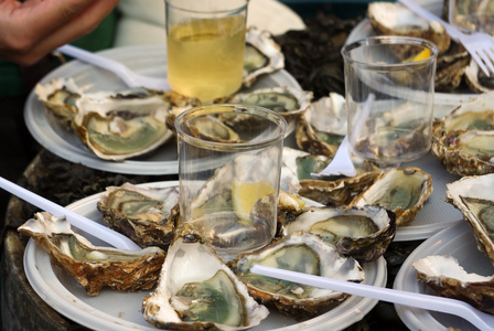 新鲜牡蛎和白葡萄酒在法国市场