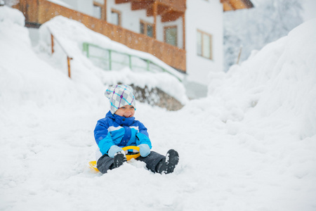 男孩去为驱动器在雪坡上