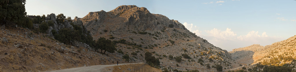 美丽神奇的洛基山景观的塞拉利昂 de grazalema 天然公园日落时的全景照片。岩石和松树。蓝色的天空。西安大路。西班牙