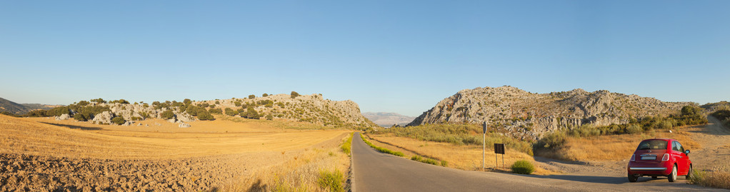 美丽的通过塞拉利昂 de grazalema 天然公园日落时的惊人洛基山景观路的全景照片。岩石和松树。蓝色的天空。西安大路