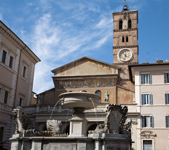 罗马在 trastevere 和喷泉大教堂圣玛丽亚