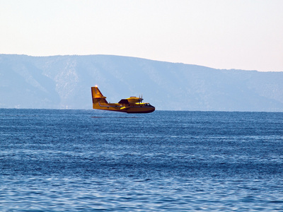 黄色飞机飞行附近海
