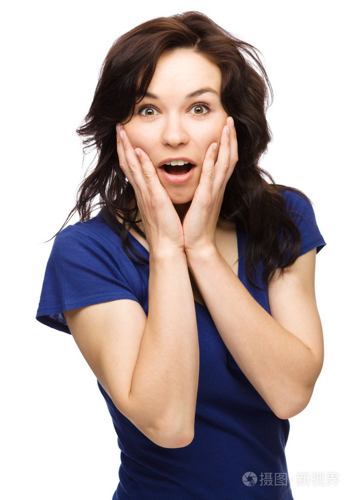 女人正在惊讶地拿着她的脸