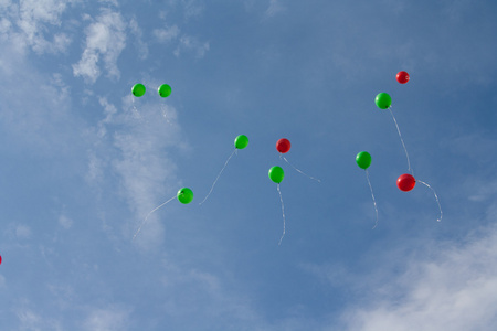 彩色的气球在天空上