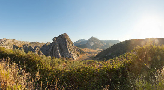 美丽神奇的洛基山景观的塞拉利昂 de grazalema 天然公园日落时的全景照片。岩石和松树。蓝色的天空。西安大路。西班牙