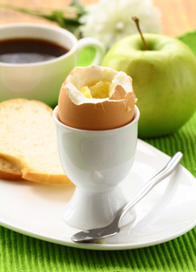 健康的早餐有鸡蛋和烤面包