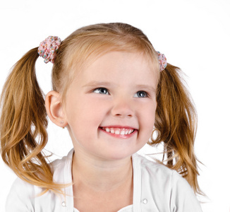 可爱微笑的小女孩的肖像