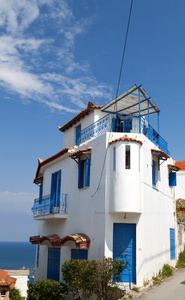 传统希腊房子位于科罗尼村
