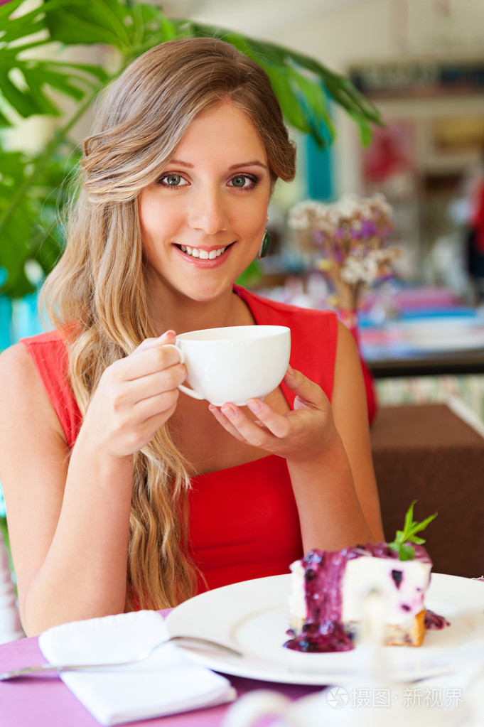 在咖啡厅吃早餐的女人