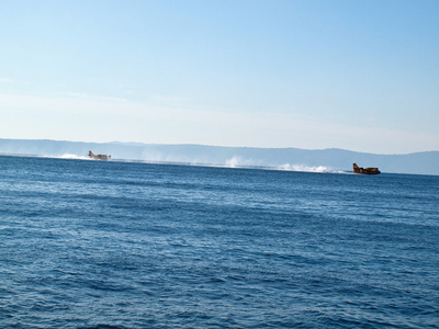两个火战斗机飞机降落在海上图片