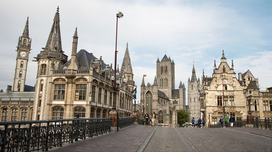 布鲁日6 月 23 日 看圣迈克尔的桥至尼古拉斯教堂和市政厅在 2012 年 6 月 23 日在布鲁塞尔，比利时