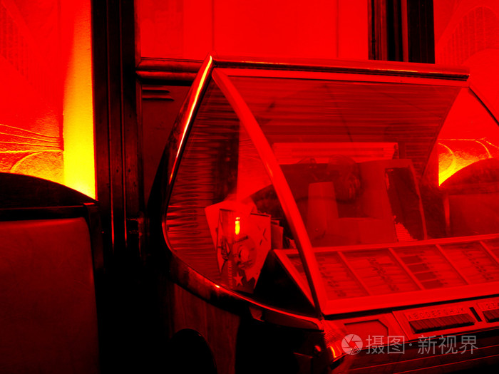 juke 框中红色的灯光明亮的房间