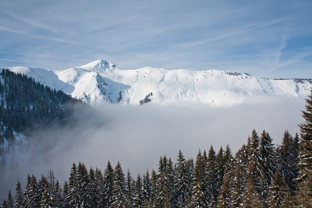 雪下的山。滑雪度假村喜来。奥地利