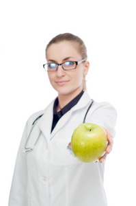 一位医生用听诊器和苹果。在白色背景上