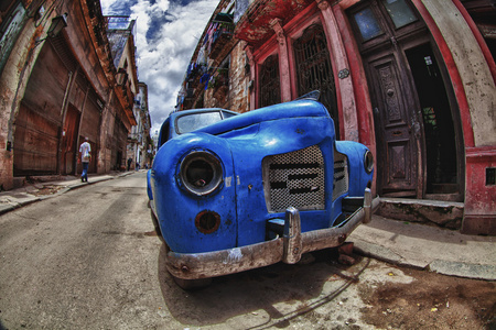 放弃旧车在哈瓦那的街道