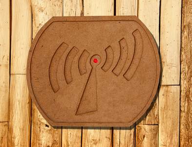 无线上网区木材背景上的标志